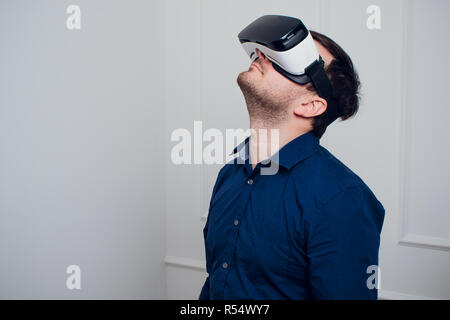 Man with hipster beard in VR glasses holding 3D models of Big Ben and  Empire State Building. Bearded man watching interactive documentary about  world heritage sites, virtual trip, educational concept Stock Photo 