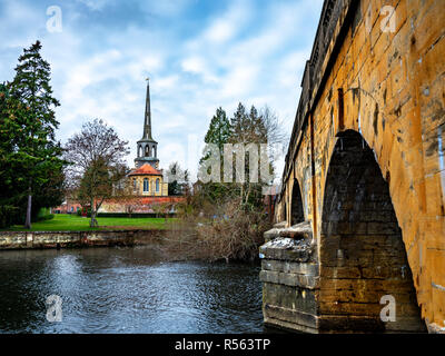 St Peters Church and Wallingford Bridge over the River Thames, at Wallingford, Oxfordshire, England, UK Stock Photo