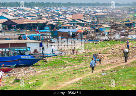 Crowded Floating village at Kampong Chhnang next to the Tonle Sap Lake, Cambodia, South East Asia Stock Photo