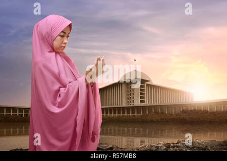 Portrait of asian muslim woman in hijab praying Stock Photo