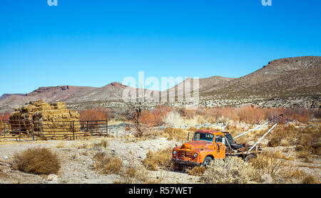 oldtimer tow truck in the desert at el paso texas usa Stock Photo