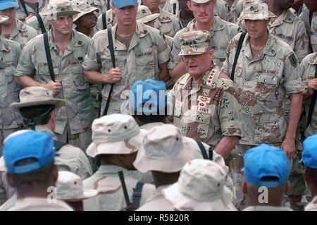 US Army GEN John Shalikashvili, Chairman, Joint Chiefs of Staff, just to the right of center, is surrounded by Soldiers operating at Sword Base, Mogadishu, Somalia during his tour of UNOSOM II operations.  UNOSOM II is in direct support of Operation Restore Hope. Stock Photo