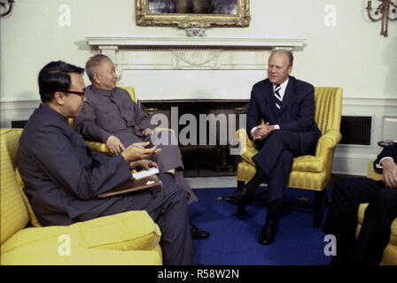 08 09 1974 Oval Office Huang Chen Chi Chao Chu Seated Talking