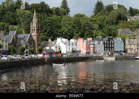 TOBERMORY, SCOTLAND, 27 JULY 2018: A busy summers day on the mainstreet and harbour of Tobermory. The town is the capital of the Isle of Mull Stock Photo