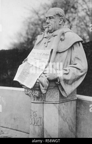 German Revolution - This statue one of hundreds on the Sieges Alle, representing the German rulers for 1,000 years, is decorated by a good natured Bolshevist, who put a cigarette in the statue's mouth, and official organ of the Spartacus, Red Flag in his had ca. 1918-1919 Stock Photo