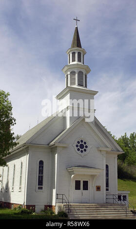 The simple lines of St. Thomas Church near Henderson, Minnesota stand out against a cloud-streaked sky. Oratory of St Thomas the Apostle - Jessenland Township Stock Photo