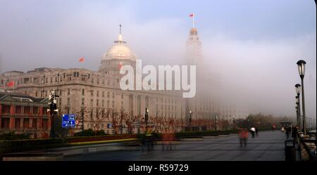 Shanghai, China, 30 November 2018. Lujiazui, opposite the Huangpu River on the Bund, is graceful in the fog, and the sunshine gradually rises to make Lujiazui more beautiful and spectacular. Credit: Costfoto/Alamy Live News