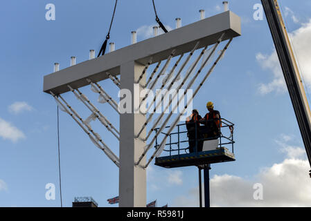 Trafalgar Square, London, UK. 30th Nov, 2018. Technicians install the Menorah on Trafalgar Square for Chanukah, the Jewish festival of lights. Credit: Matthew Chattle/Alamy Live News Stock Photo