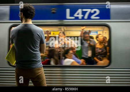 SP - Sao Paulo - 11/28/2018 - Urban subway transportation Sao Paulo - Movimentacao in the metro stations of the city of Sao Paulo outside the peak hours during the afternoon of this fourth fair 28 Photo: Suamy Beydoun / AGIF Stock Photo