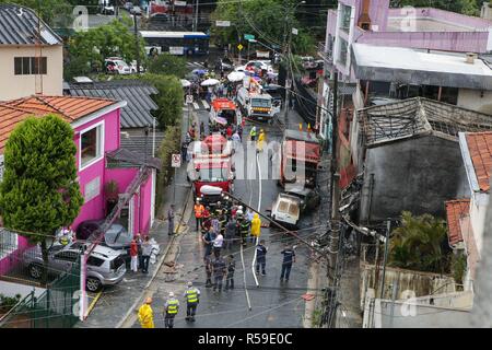 Sao Paulo, Brazil. November 30, 2018 - Firefighters work at a place where a small plane crashed on Friday afternoon, near Camp de Marte, in the north of Sao Paulo. The aircraft, a Cessna 210, crashed over two homes shortly after it took off. At least two people were killed and 12 others injured. Credit: Dario Oliveira/ZUMA Wire/Alamy Live News Stock Photo