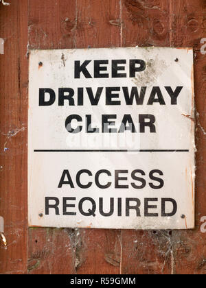 keep driveway clear no parking white and black sign board Stock Photo