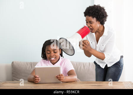 https://l450v.alamy.com/450v/r59kcr/mother-shouts-at-her-daughter-in-a-megaphone-r59kcr.jpg