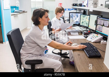 X-ray manipulators during a radiotherapy session, Angoulême Hospital, France. Stock Photo