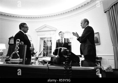 1975, April 28 – President Gerald R. Ford Speaking with Henry Kissinger and Vice President Nelson Rockefeller in the Oval Office Prior to a National Security Council Meeting to Discuss the Situation in South Vietnam Stock Photo