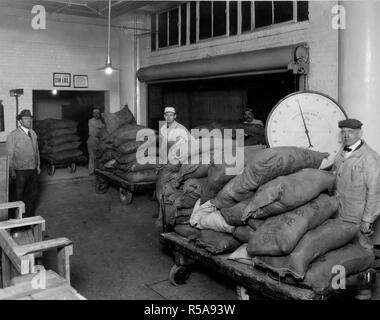 Industries of War - Chewing Gum - WRIGLEY FACTORY Weighing bags of granulated sugar in receiving department ca. 1917-1918 Stock Photo