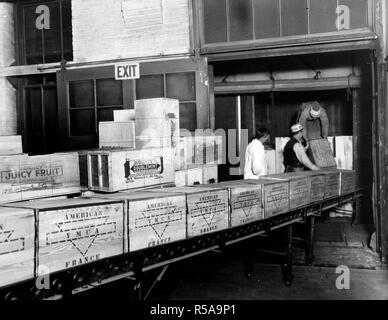 Industries of War - Chewing Gum - WRIGLEY FACTORY Loading a full car for the Y.M.C.A ca. 1917-1918 Stock Photo