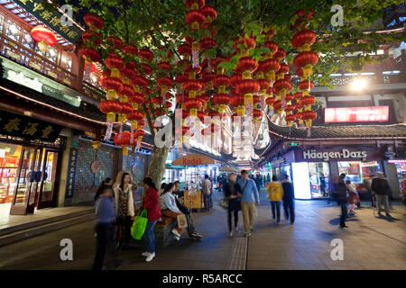 Lanterns hanging in Yuyuan Bazaar district at night, Shanghai, China Stock Photo