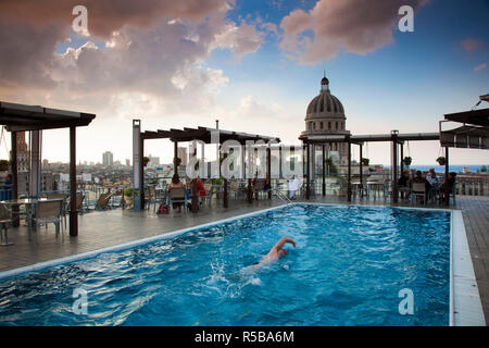 Cuba, Havana, Havana Vieja, Hotel Saratoga, rooftop swimming pool Stock Photo