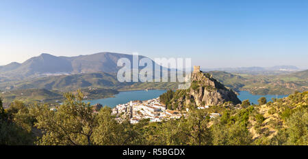 The whitewashed village of Zahara de la Sierra dominated by Moorish castle, Zahara de la Sierra, Cadiz Province, Andalusia, Spain Stock Photo