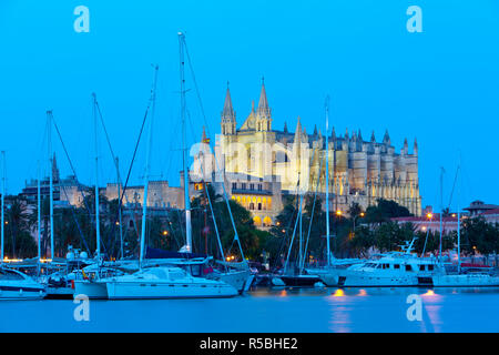 Cathedral La Seu illuminated at dusk, Palma de Mallorca, Mallorca, Balearic Islands, Spain Stock Photo