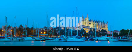 Cathedral La Seu illuminated at dusk, Palma de Mallorca, Mallorca, Balearic Islands, Spain Stock Photo