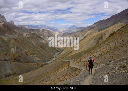 Trekking in the wild Sumdah Chenmo on the Lamayuru-Chilling trek, Ladakh, India Stock Photo