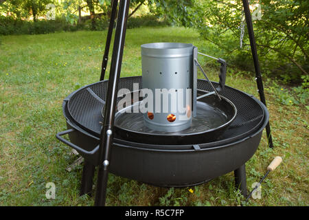 virtueel Zichzelf Een bezoek aan grootouders Cooking outdoors on a Swing Grill BBQ Stock Photo - Alamy