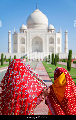 Taj Mahal, UNESCO World Heritage Site, Women in colourful Saris, Agra, Uttar Pradesh state, India, (MR)