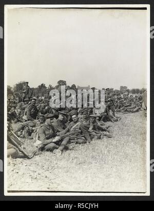 British infantry [2nd Leicesters] resting in a field in Flanders [Bout de Ville]. 6 September 1915. Record of the Indian Army in Europe during the First World War. 20th century, 6 September 1915. Gelatin silver prints. Source: Photo 24/(342). Author: Girdwood, H. D. Stock Photo