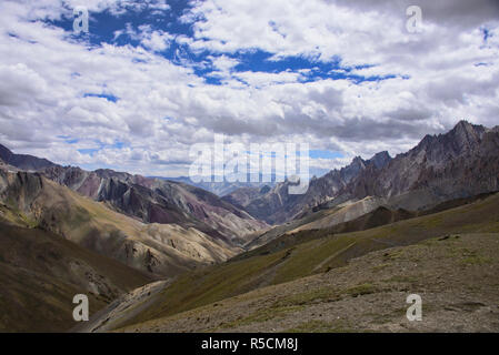 Trekking in the wild Sumdah Chenmo on the Lamayuru-Chilling trek, Ladakh, India Stock Photo