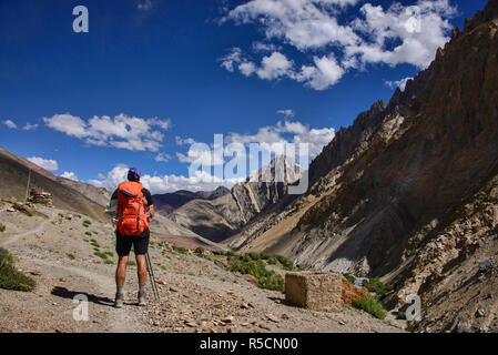 Trekking in the wild Sumdah Chenmo on the Lamayuru-Chilling trek, Ladakh, India Stock Photo