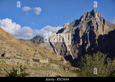 Trekking in the wild Sumdah Chenmo on the Lamayuru-Chilling trek, Ladakh, India Stock Photo