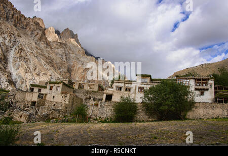 Trekking in the wild Sumdah Chenmo on the Lamayuru-Chilling trek, Ladakh, India Stock Photo