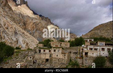 Trekking in the wild Sumdah Chenmo on the Lamayuru-Chilling trek, Ladakh, India Stock Photo