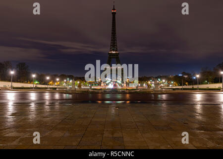 Sunrise on the Eiffel tower reflection on the Trocadero fountain water in Paris, one of the most visited building by the tourists Stock Photo