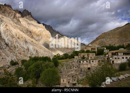 Trekking in the wild Sumdah Chenmo on the Lamayuru-Chilling trek, Ladakh, India Stock Photo