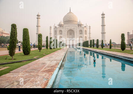 Taj Mahal reflecting in the water pool, Agra, Uttar Pradesh, India Stock Photo