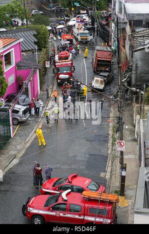 Sao Paulo, Brazil. November 30, 2018 - Firefighters work at a place where a small plane crashed on Friday afternoon, near Camp de Marte, in the north of Sao Paulo. The aircraft, a Cessna 210, crashed over two homes shortly after it took off. At least two people were killed and 12 others injured. Credit: Dario Oliveira/ZUMA Wire/Alamy Live News Stock Photo