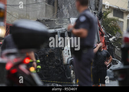 Sao Paulo, Brazil. November 30, 2018 - Firefighters work at a place where a small plane crashed on Friday afternoon, near Camp de Marte, in the north of Sao Paulo. The aircraft, a Cessna 210, crashed over two homes shortly after it took off. At least two people were killed and 12 others injured. Credit: Dario Oliveira/ZUMA Wire/Alamy Live News Stock Photo