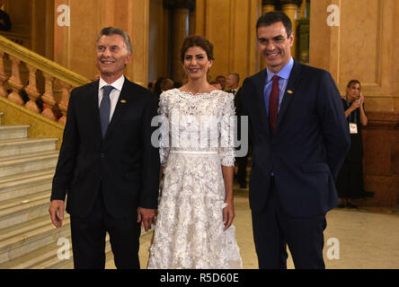 Buenos Aires, Argentina. 30th Nov, 2018. Pedro Sanchez (r), Prime Minister of Spain, is received at the Teatro Colon by Mauricio Macri (l), President of Argentina, and his wife Juliana Awada. In South America's most famous opera house, heads of state and government of the G20 countries will see a music and dance show. Credit: ---/G20 Argentina/dpa - ATTENTION: Only for editorial use in connection with the current reporting and only with complete mention of the above credit/dpa/Alamy Live News Stock Photo