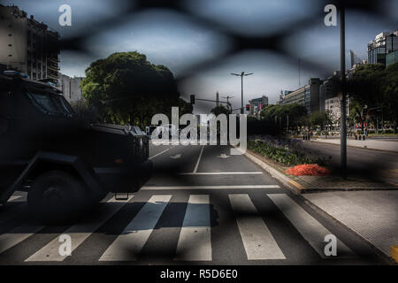 Buenos Aires, Argentina. 30th Nov, 2018. Security forces are deployed in a peaceful protest against the G20 summit in central Buenos Aires. Credit: Nicolas Villalobos/dpa/Alamy Live News Stock Photo