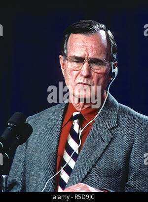 30 November 2018. ***FILE PHOTO*** George H.W. Bush Has Passed Away Camp Greentop, Maryland, USA, February 25, 1990 President George H.W. Bush uses an earpiece to listern to a translator during a joint news conference with Chancellor Helmut Kolh just outside Camp David Credit: Mark Reinstein/MediaPunch Credit: MediaPunch Inc/Alamy Live News Credit: MediaPunch Inc/Alamy Live News Credit: MediaPunch Inc/Alamy Live News Stock Photo