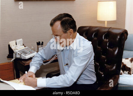 ***FILE PHOTO*** George H.W. Bush Has Passed Away United States President George H.W. Bush speaks by telephone to US Secretary of State James A. Baker, III after the Secretary's first meeting with Foreign Minister Tariq Aziz of Iraq at the White House in Washington, DC on January 9, 1991. Mandatory Credit: Carol T. Powers/White House via CNP /MediaPunch Credit: MediaPunch Inc/Alamy Live News Stock Photo