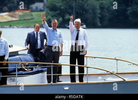 United States President George H.W. Bush, left, and President Boris Yeltsin of the Russian Federation, right, wave to the photographers as they take a boat ride on the Severn River in Maryland on June 17, 1992. Credit: Ron Sachs/CNP - NO WIRE SERVICE   Photo: Dennis Brack/Consolidated News Photos/Dennis Brack - Pool via CNP | usage worldwide Stock Photo