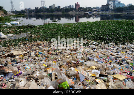 Dhaka, Bangladesh, 30 November, 2018. Plastic garbage in the polluted Buriganga river in Dhaka, Bangladesh, on November 30, 2018. Bangladesh has been reportedly ranked 10th out of the top 20 plastic polluter in the world with the Buriganga river known as one of the most polluted rivers in the country due to rampant dumping of industrial and human waste. Credit: Mamunur Rashid/Alamy Live News Stock Photo