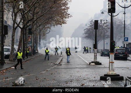 Paris, France, 01 December, 2018. Protestors clash with police in central Paris, December 1, 2018. 1st Dec, 2018. The ''Yellow Vest'' movement began across France against gas tax hikes proposed by the Macron administration, but has grown over several weeks to represent overall dissatisfaction with the cost of living. Credit: Michael Candelori/ZUMA Wire/Alamy Live News Stock Photo