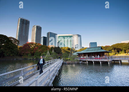 Tea House in the Hama Rikyu Japanese Garden, Shiodome, Tokyo, Japan Stock Photo