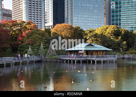 Tea House in the Hama Rikyu Japanese Garden, Shiodome, Tokyo, Japan Stock Photo