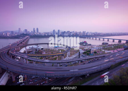 Korea, Seoul, Tukseom, Traffic on Cheongdam On-Ramp and Cheongdam bridge, over Hangang Rvier Stock Photo