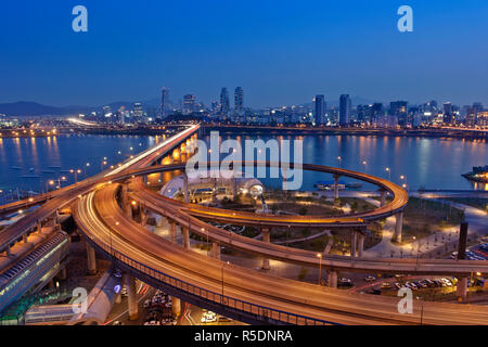 Korea, Seoul, Tukseom, Traffic on Cheongdam On-Ramp and Cheongdam bridge, over Hangang Rvier Stock Photo